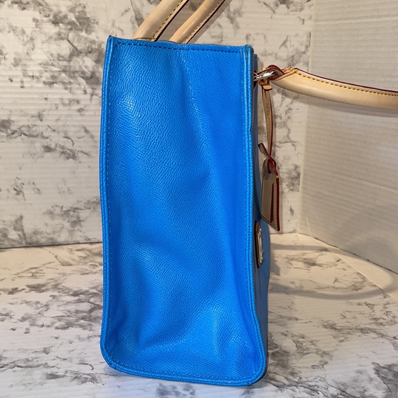 Dooney & Bourke handbag with shoulder strap, key chain, and small coin holder. - Picture 4 of 16